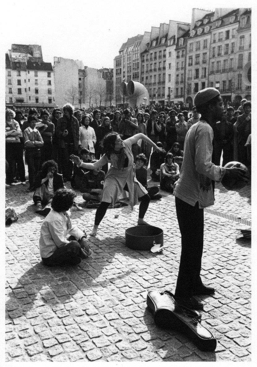 Aviva dancing with musicians in Paris 1979 - image by Leo van Steensel