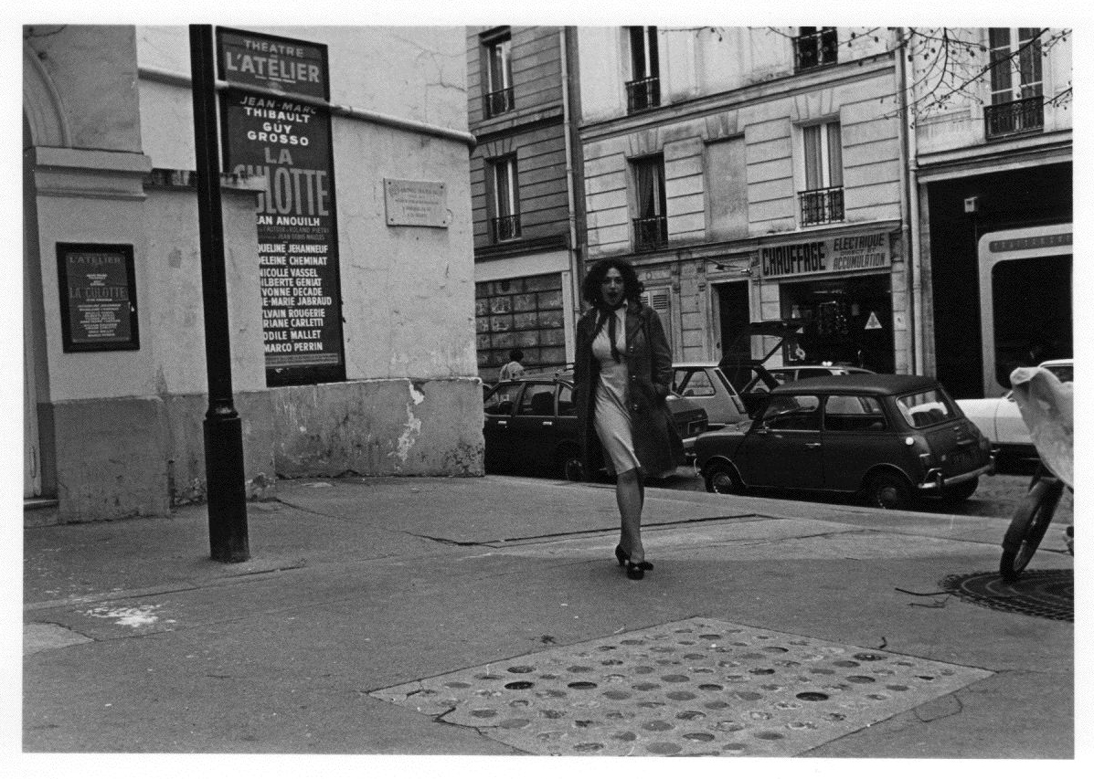 Aviva outside the theatre in Paris 1979 - image by Leo van Steensel